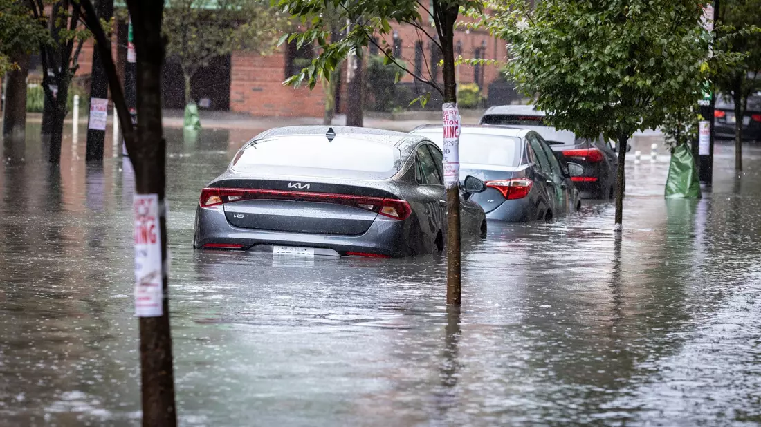 Autos stehen auf einer überfluteten Straße in New York. - Bild: Stefan Jeremiah/AP/dpa