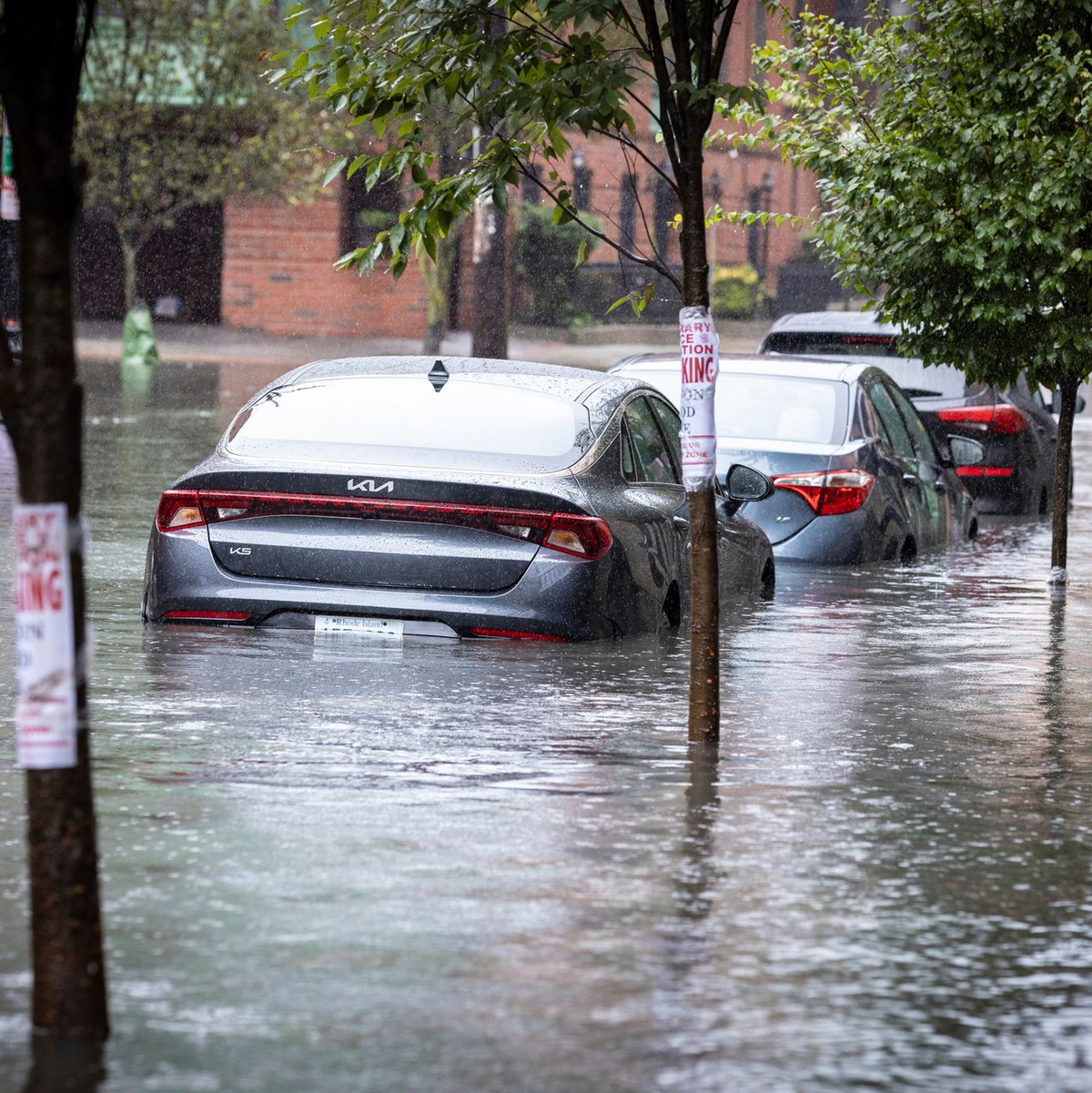 Autos stehen auf einer überfluteten Straße in New York. - Foto: Stefan Jeremiah/AP/dpa