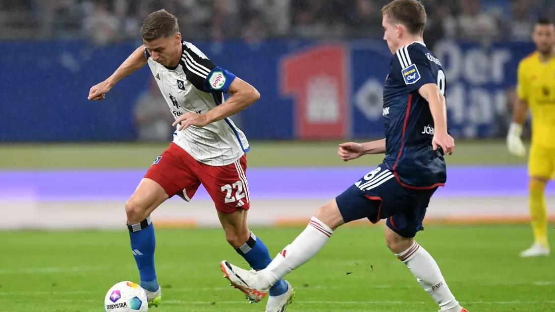 Der Hamburger SV sicherte sich vor heimischer Kulisse gegen Düsseldorf einen späten Heimsieg. - Bild: Daniel Bockwoldt/dpa