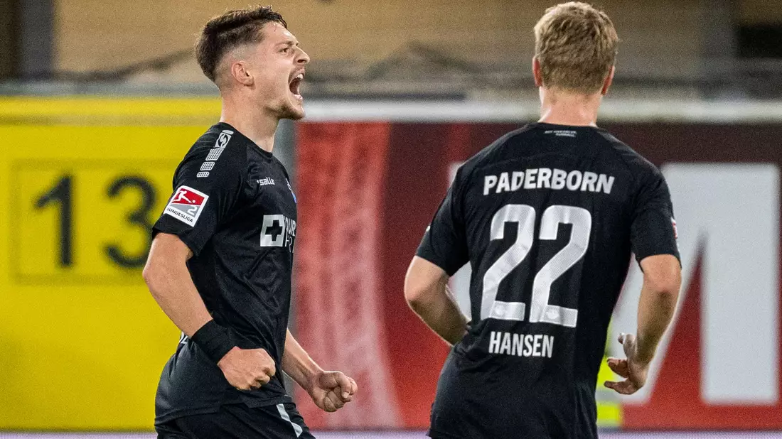 Paderborns Florent Muslija (l) zieht Schalke seinem Tor zum 3:0 den Stecker. - Bild: David Inderlied/dpa