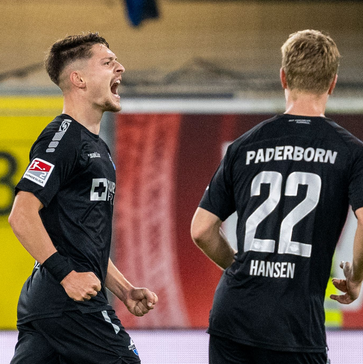 Paderborns Florent Muslija (l) zieht Schalke seinem Tor zum 3:0 den Stecker. - Foto: David Inderlied/dpa