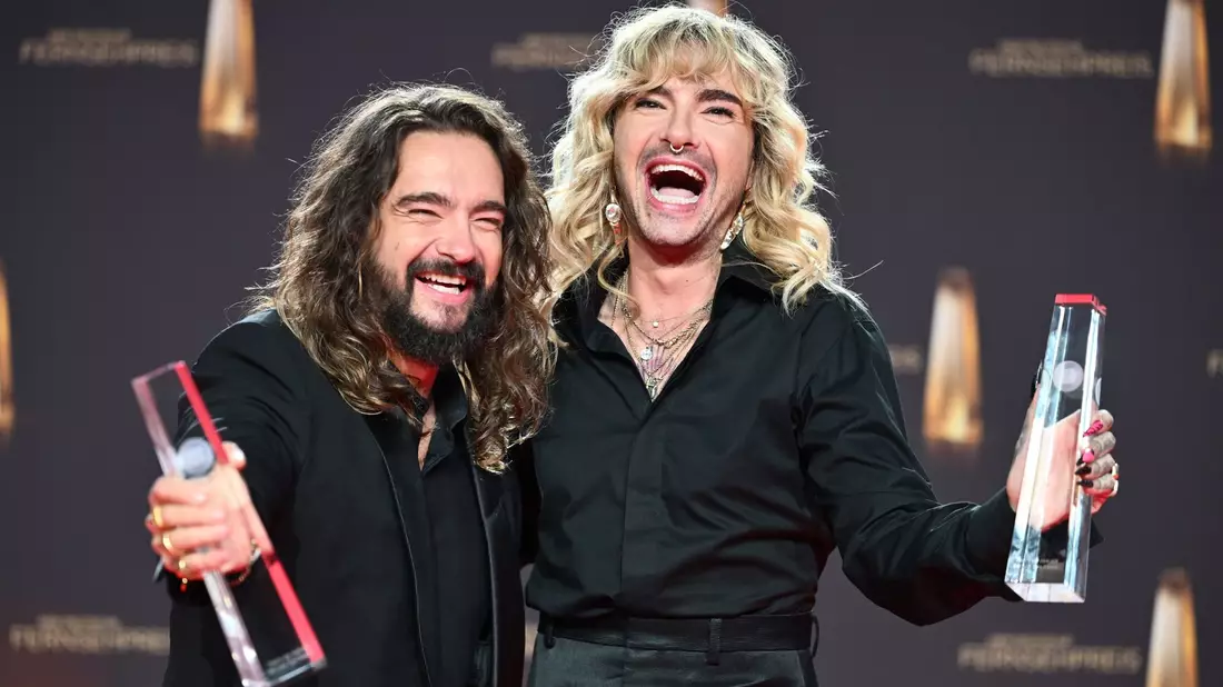 Die Musiker Tom (l) und Bill Kaulitz gewannen den Deutschen Fernsehpreis. - Bild: Henning Kaiser/dpa
