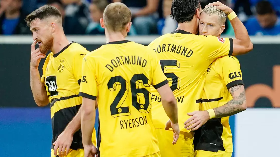 Dortmunds Marco Reus (r) brachte den BVB mit seinem Abpraller erneut in Front. - Bild: Uwe Anspach/dpa