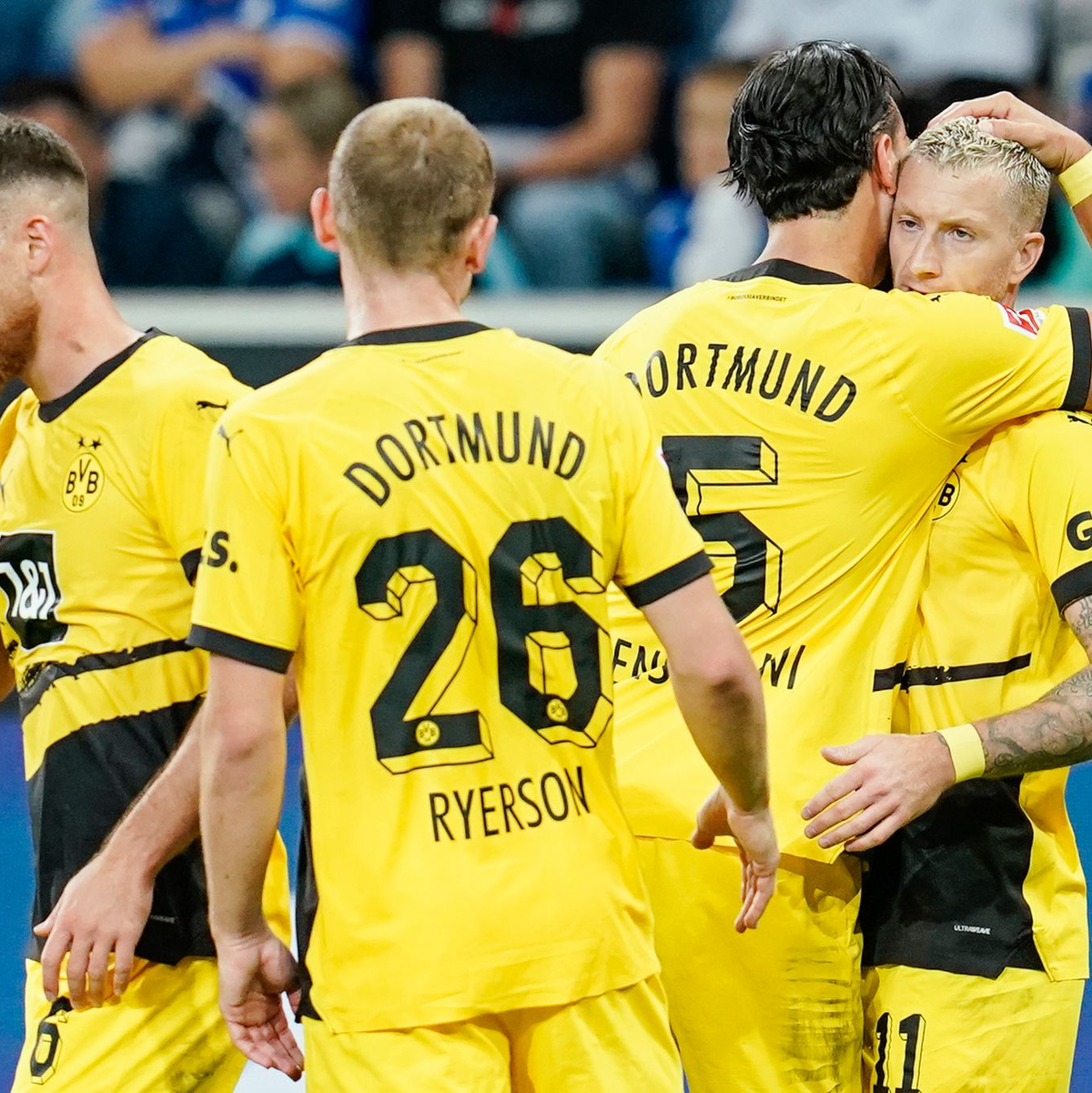 Dortmunds Marco Reus (r) brachte den BVB mit seinem Abpraller erneut in Front. - Foto: Uwe Anspach/dpa