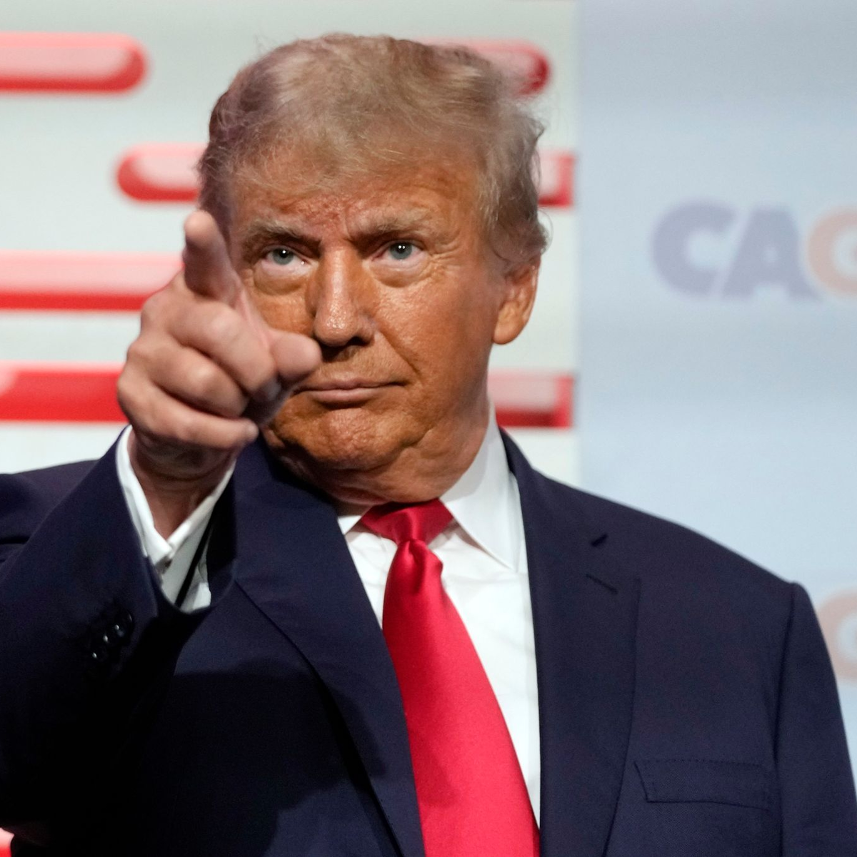 Der Republikaner Donald Trump gab sich ahnungslos mit Blick auf Loomers radikale Positionen. - Foto: Jae C. Hong/AP/dpa