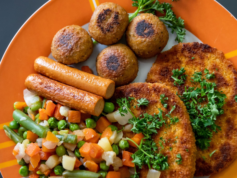 Vegetarische Ernährung ist besser für Klima und Tiere. - Foto: Silas Stein/dpa