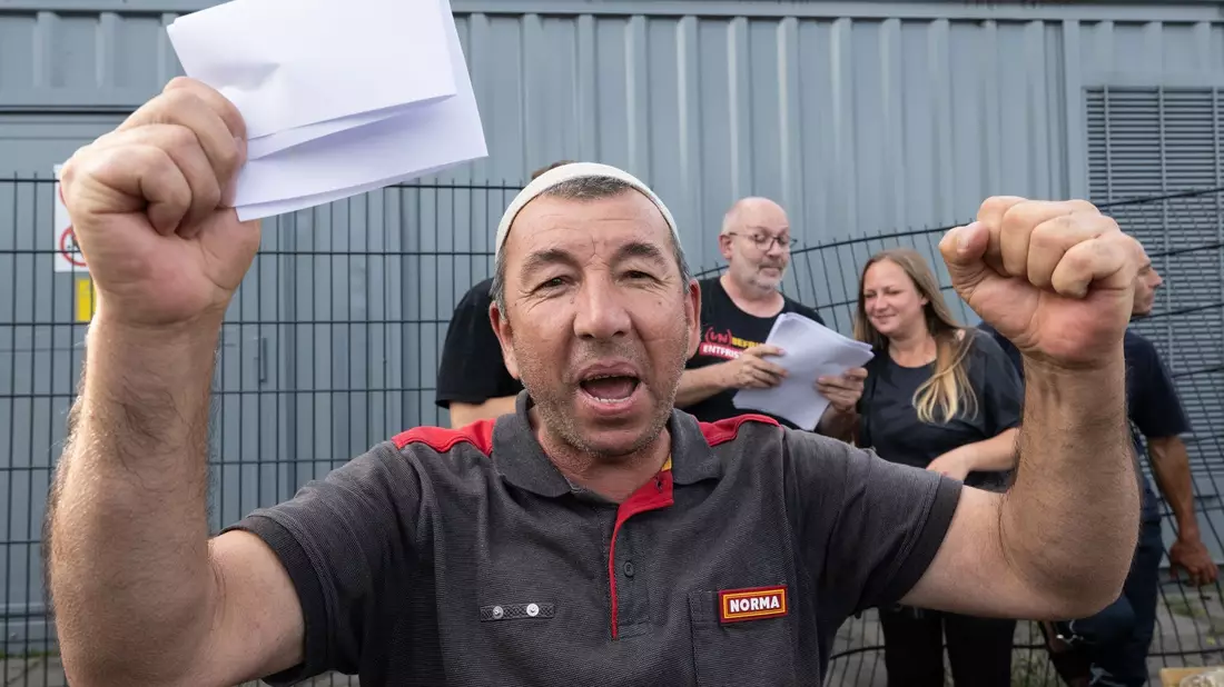Ein Trucker jubelt auf der Raststätte Gräfenhausen, wo er seit mehr als zwei Monaten mit rund 80 anderen Lkw-Fahrern für die Auszahlung seines Lohnes gestreikt hat. - Bild: Boris Roessler/dpa