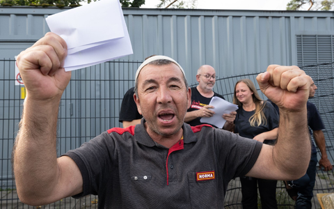 Ein Trucker jubelt auf der Raststätte Gräfenhausen, wo er seit mehr als zwei Monaten mit rund 80 anderen Lkw-Fahrern für die Auszahlung seines Lohnes gestreikt hat. - Foto: Boris Roessler/dpa