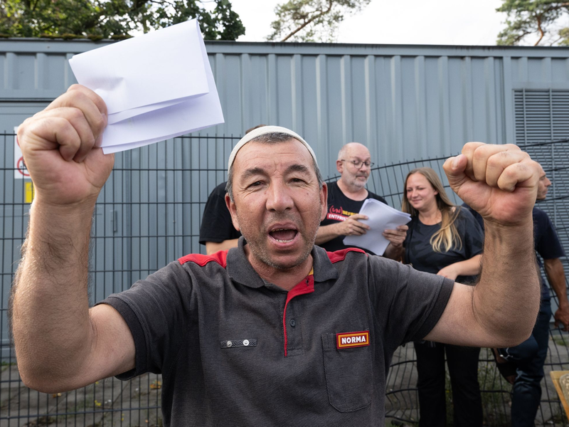 Ein Trucker jubelt auf der Raststätte Gräfenhausen, wo er seit mehr als zwei Monaten mit rund 80 anderen Lkw-Fahrern für die Auszahlung seines Lohnes gestreikt hat. - Foto: Boris Roessler/dpa