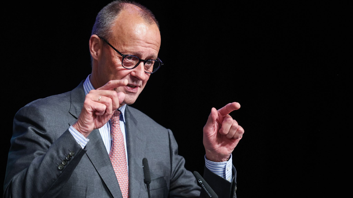 CDU-Chef Merz verteidigt seine Äußerungen zur Asylpolitik. - Foto: Ronny Hartmann/dpa