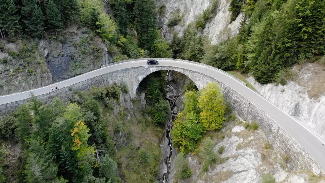 Die Absturzstelle auf der Großtobelbrücke bei Au in Vorarlberg. - Bild: Maurice Shourot/APA/dpa