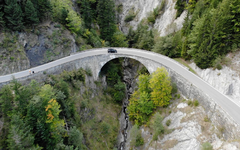 Die Absturzstelle auf der Großtobelbrücke bei Au in Vorarlberg. - Foto: Maurice Shourot/APA/dpa