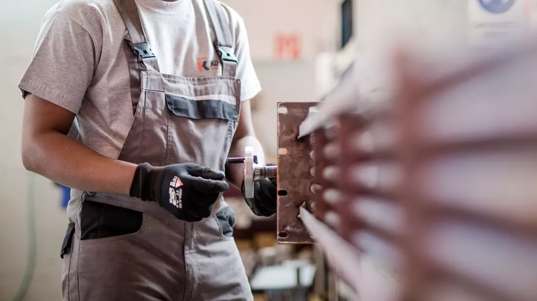 Ein Flüchtling aus Somalia arbeitet während eines Praktikums bei einem Industrieunternehmen in der Produktion. Es gibt Forderungen, die Arbeitsaufnahme für Flüchtlinge zu erleichtern. - Bild: Christoph Schmidt/dpa/Symbolbild