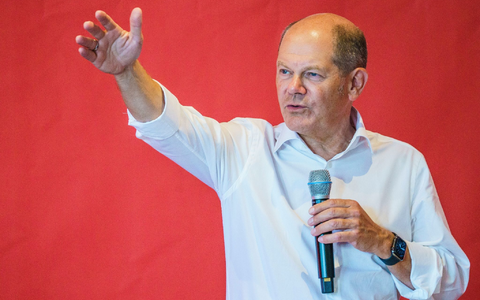 Olaf Scholz (SPD) steht bei der Grundsteinlegung auf der Bühne. Der SPD-Bundeskanzler und die Merck-Führung haben gemeinsam den Grundsteinlegung mit Zeitkapsel gelegt. - Foto: Andreas Arnold/dpa