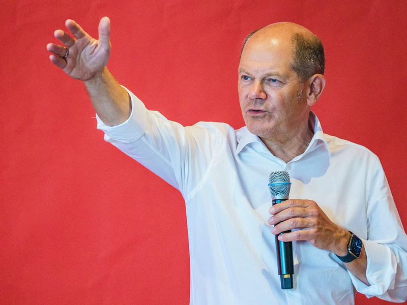 Olaf Scholz (SPD) steht bei der Grundsteinlegung auf der Bühne. Der SPD-Bundeskanzler und die Merck-Führung haben gemeinsam den Grundsteinlegung mit Zeitkapsel gelegt. - Foto: Andreas Arnold/dpa