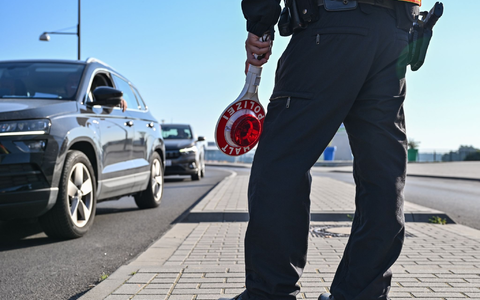Beamte der Bundespolizei stoppen an der deutsch-polnischen Grenze ein Auto. Bundesinnenministerin Faeser zufolge sind durch vorübergehende Grenzkontrollen seit Oktober 17.600 unerlaubte Einreisen verhindert worden. - Foto: Patrick Pleul/dpa Beamte der Bundespolizei stoppen an der deutsch-polnischen Grenze ein Auto. Bundesinnenministerin Faeser zufolge sind durch vorübergehende Grenzkontrollen seit Oktober 17.600 unerlaubte Einreisen verhindert worden. - Foto: Patrick Pleul/dpa