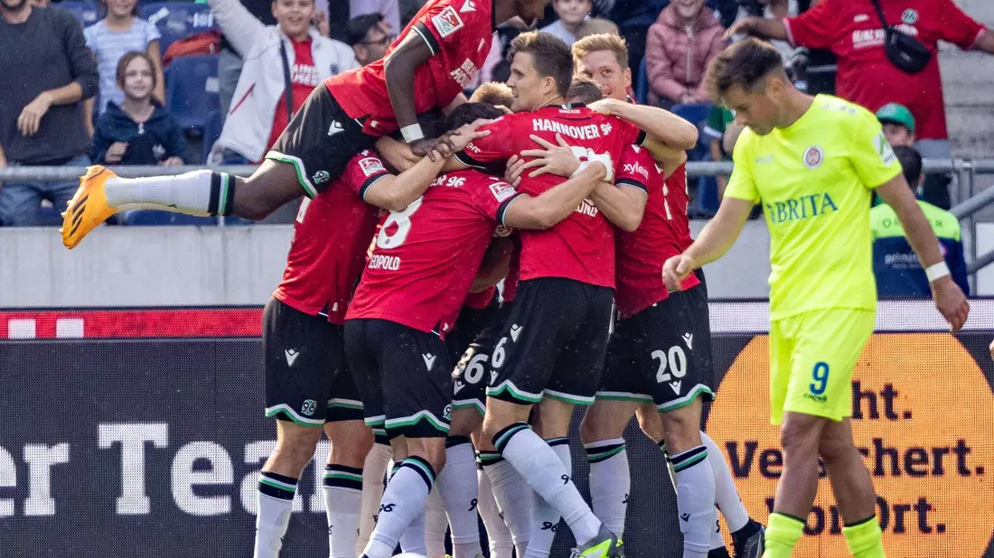 Hannover setzte sich gegen den SV Wehen Wiesbaden durch. - Bild: Axel Heimken/dpa