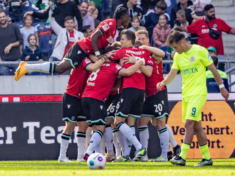 Hannover setzte sich gegen den SV Wehen Wiesbaden durch. - Foto: Axel Heimken/dpa