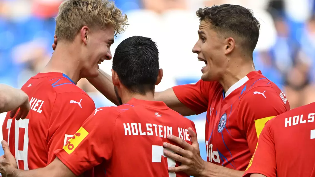 Holstein Kiel feierte einen Auswärtssieg beim KSC. - Bild: Uli Deck/dpa