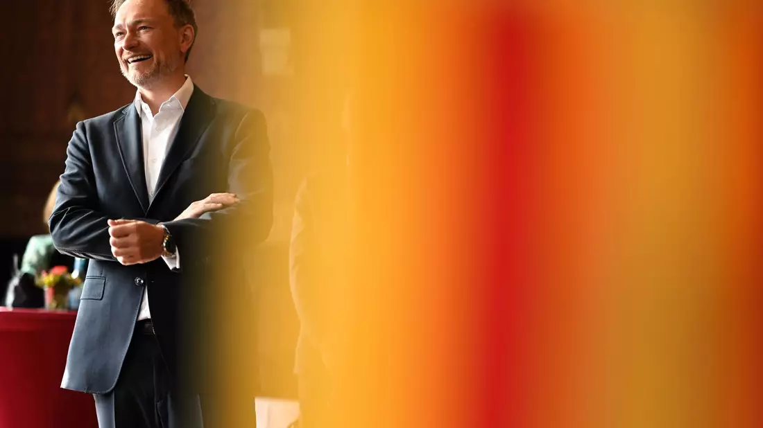 Christian Lindner (FDP), Kohlkönig und Bundesfinanzminister, besucht das alte Rathaus in Oldenburg. - Bild: Lars Penning/dpa