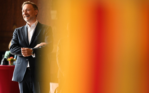 Christian Lindner (FDP), Kohlkönig und Bundesfinanzminister, besucht das alte Rathaus in Oldenburg. - Foto: Lars Penning/dpa