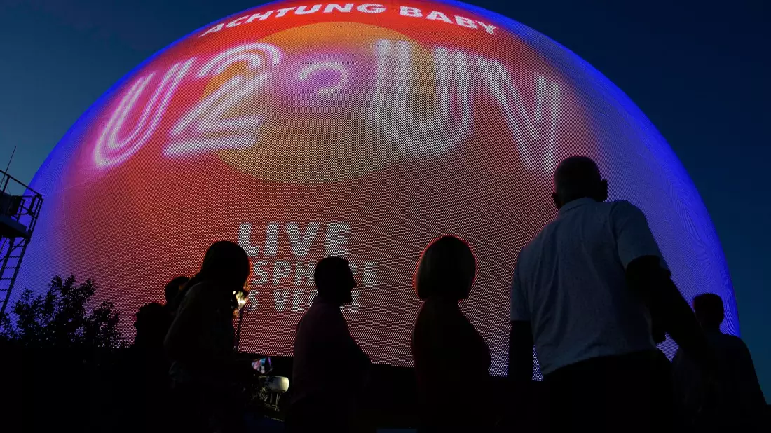 Menschen kommen zur Eröffnungsnacht der neuen, kugelförmige Eventhalle in Las Vegas. U2 wird bis Dezember an 25 Abenden dort auftreten. - Bild: John Locher/AP/dpa