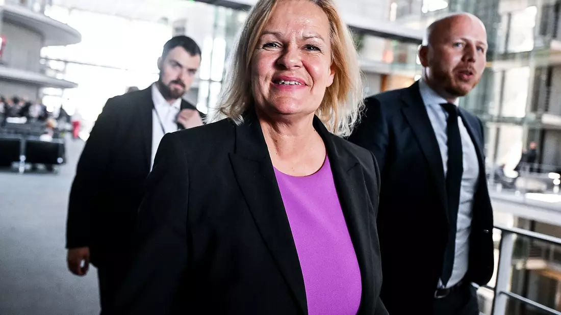 Innenministerin Nancy Faeser ließ ein umstrittenes Wahlvideo löschen. - Bild: Britta Pedersen/dpa