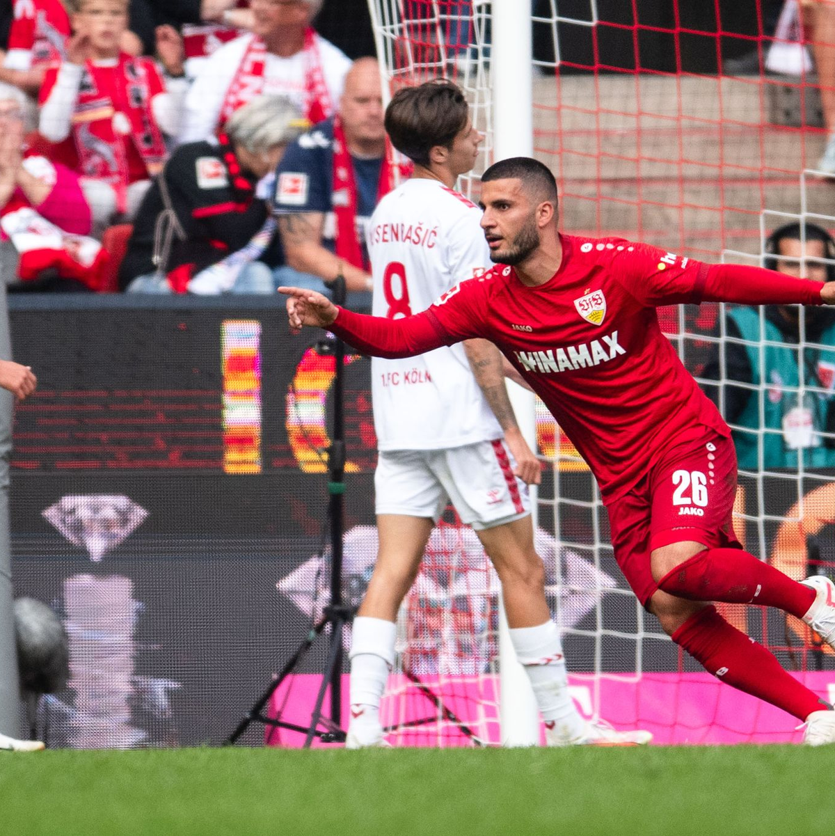 Deniz Undav (r) legte den Grundstein für den Sieg des VfB Stuttgart in Köln. - Foto: Marius Becker/dpa