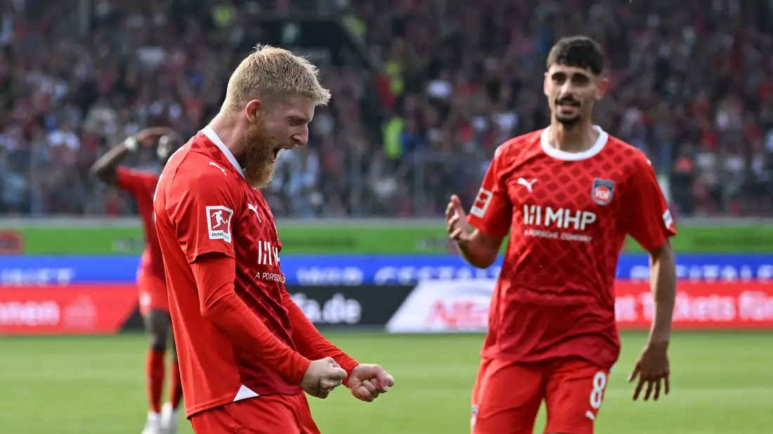 Jan-Niklas Beste (l) brachte Heidenheim gegen Union Berlin auf die Siegerstraße. - Bild: Bernd Weißbrod/dpa