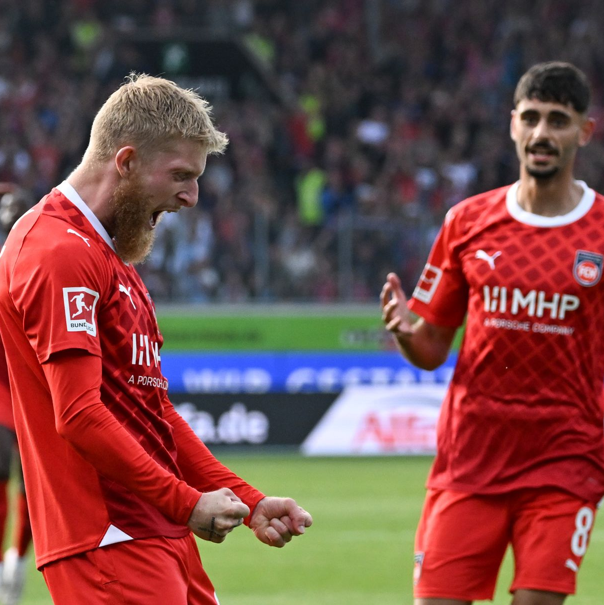 Jan-Niklas Beste (l) brachte Heidenheim gegen Union Berlin auf die Siegerstraße. - Foto: Bernd Weißbrod/dpa