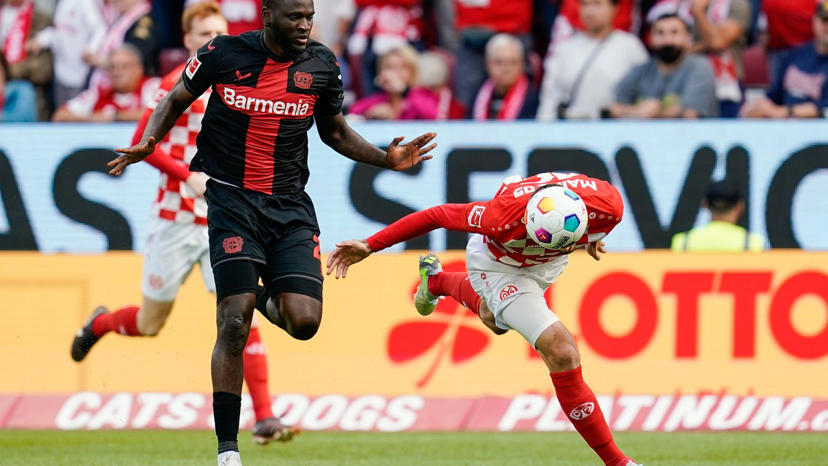 Victor Boniface (l) behielt mit Leverkusen in Mainz klar die Oberhand. - Foto: Uwe Anspach/dpa