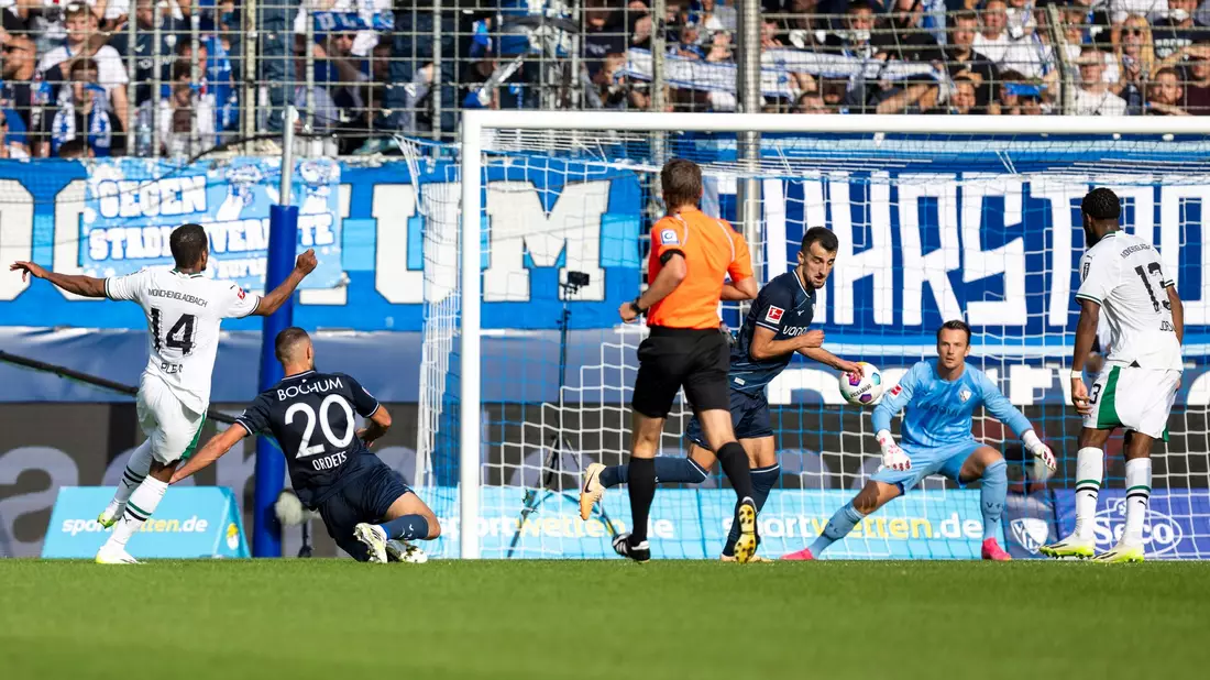 Alassane Plea (l) traf gleich zweimal beim Gladbacher Sieg in Bochum. - Bild: David Inderlied/dpa