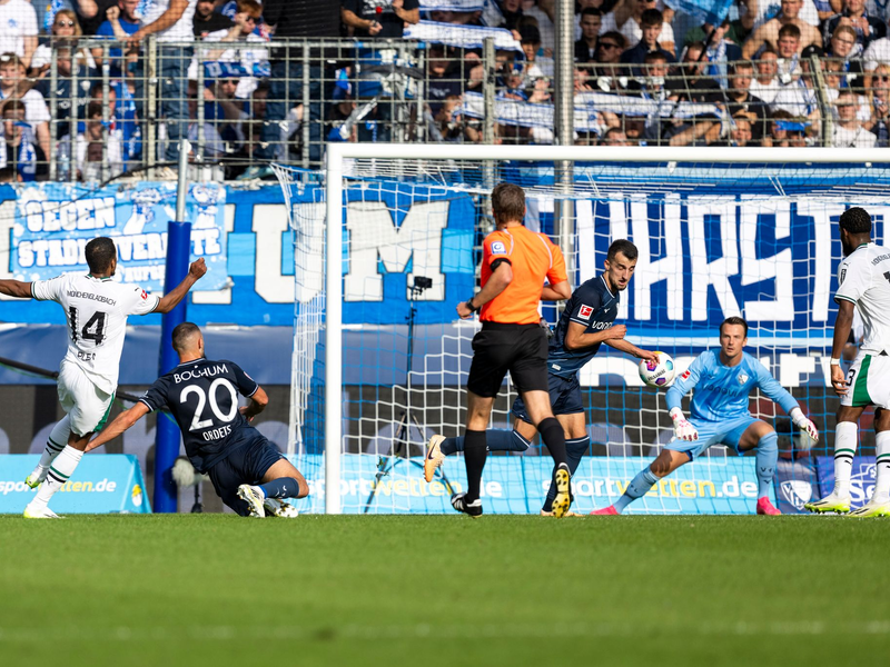 Alassane Plea (l) traf gleich zweimal beim Gladbacher Sieg in Bochum. - Foto: David Inderlied/dpa