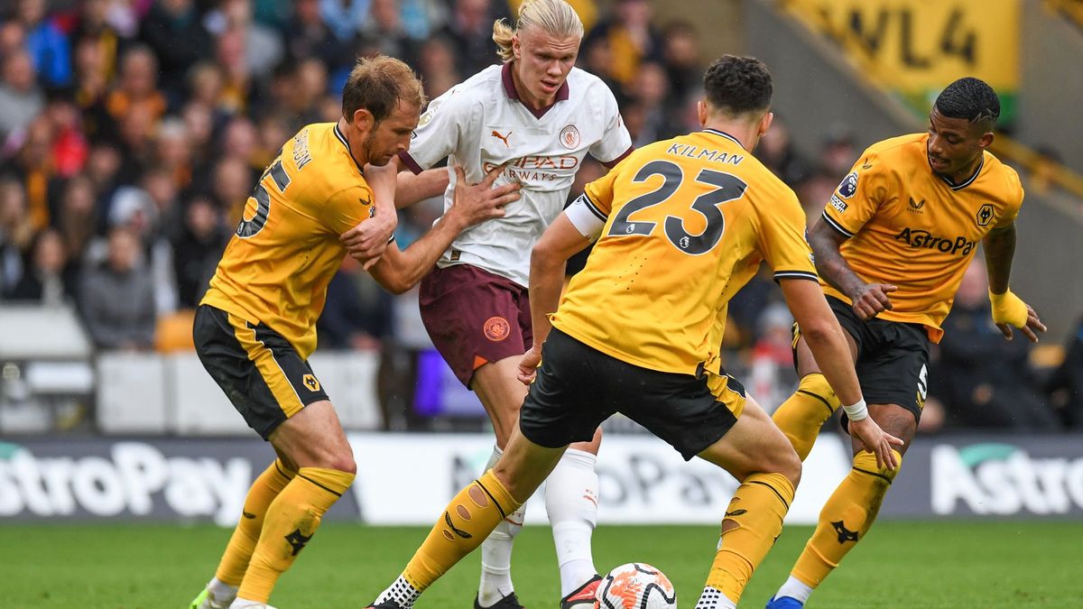 Citys Erling Haaland (am Ball) sieht sich hier gleich drei Gegenspielern ausgesetzt. - Foto: Mike Jones/News Images via ZUMA Press Wire/dpa