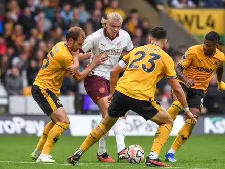 Citys Erling Haaland (am Ball) sieht sich hier gleich drei Gegenspielern ausgesetzt. - Foto: Mike Jones/News Images via ZUMA Press Wire/dpa