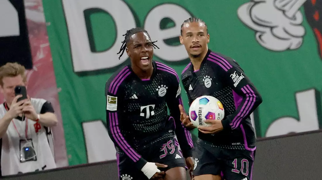 Zumindest einen Punkt konnten die Bayern um Torschütze Leroy Sané (r) mit aus Leipzig nehmen. - Bild: Jan Woitas/dpa