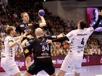 Omar Ingi Magnusson (2.v.l.) gewann mit Magdeburg das Spitzenspiel gegen Kiel. - Foto: Eroll Popova/dpa