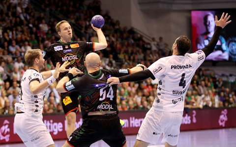 Omar Ingi Magnusson (2.v.l.) gewann mit Magdeburg das Spitzenspiel gegen Kiel. - Foto: Eroll Popova/dpa