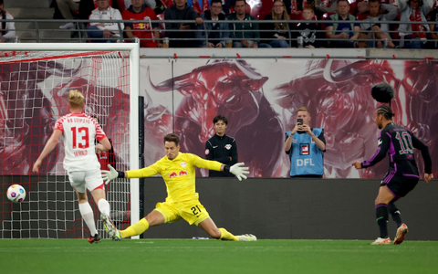 Harry Kane und Thomas Müller freuen sich nach ihrer ersten Meisterfeier auf ein weiteres besonderes Wochenende. - Foto: Jan Woitas/dpa