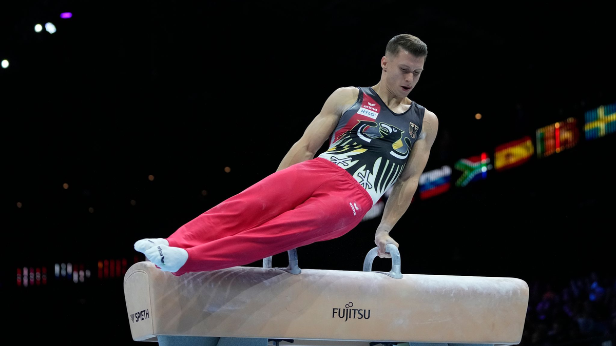 Turner Lukas Dauser gewann WM-Gold am Barren. - Foto: Virginia Mayo/AP/dpa