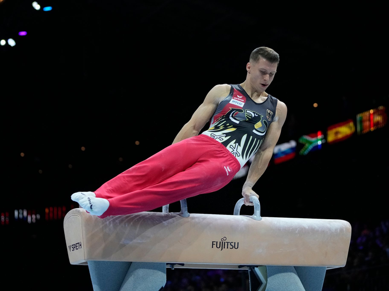 Turner Lukas Dauser gewann WM-Gold am Barren. - Foto: Virginia Mayo/AP/dpa