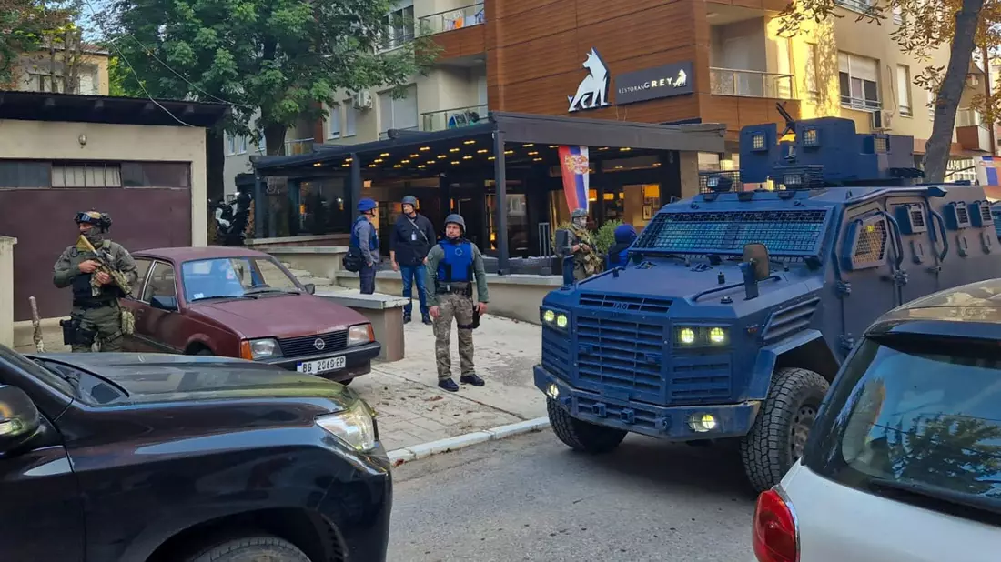 Kosovo-Polizisten durchsuchen ein Restaurant und ein Gebäude im nördlichen Teil der Stadt Mitrovica. - Bild: Radul Radovanovic/AP