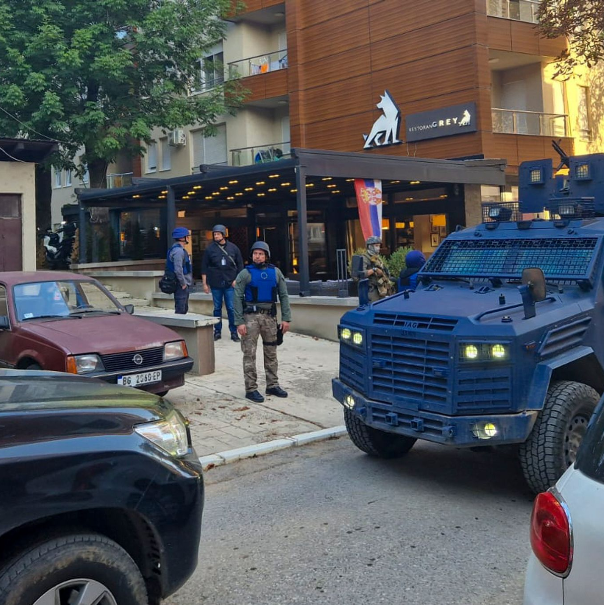 Kosovo-Polizisten durchsuchen ein Restaurant und ein Gebäude im nördlichen Teil der Stadt Mitrovica. - Foto: Radul Radovanovic/AP