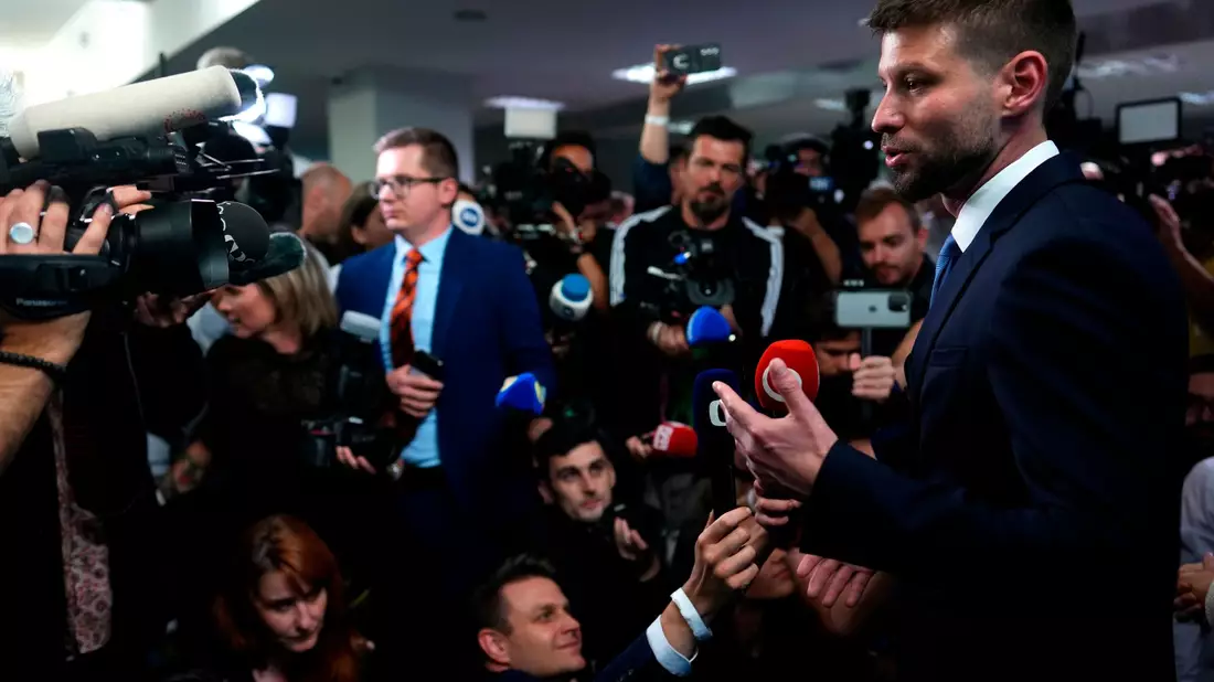 Michal Simecka, Parteivorsitzender der Partei «Progressive Slowakei» (PS), spricht zu Reportern. Die PS hat die Parlamentswahl in der Slowakei wohl überraschend gewonnen. - Bild: Petr David Josek/AP/dpa