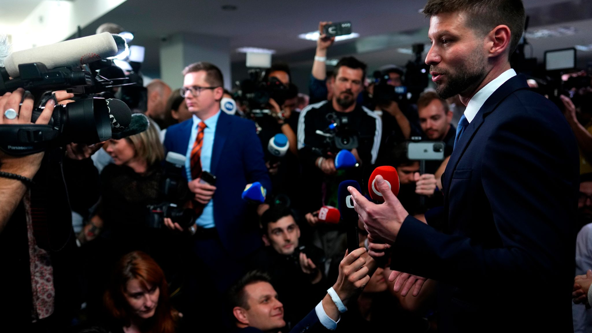 Michal Simecka, Parteivorsitzender der Partei «Progressive Slowakei» (PS), spricht zu Reportern. Die PS hat die Parlamentswahl in der Slowakei wohl überraschend gewonnen. - Foto: Petr David Josek/AP/dpa