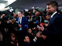 Michal Simecka, Parteivorsitzender der Partei «Progressive Slowakei» (PS), spricht zu Reportern. Die PS hat die Parlamentswahl in der Slowakei wohl überraschend gewonnen. - Foto: Petr David Josek/AP/dpa