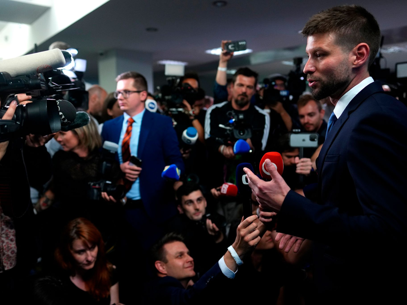 Michal Simecka, Parteivorsitzender der Partei «Progressive Slowakei» (PS), spricht zu Reportern. Die PS hat die Parlamentswahl in der Slowakei wohl überraschend gewonnen. - Foto: Petr David Josek/AP/dpa