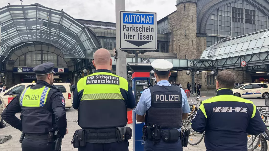 Sicherheitskräfte sind dafür zuständig, das geltende Waffenverbot rund um den Hamburger Hauptbahnhof zu kontrollieren. - Bild: Franziska Spiecker/dpa