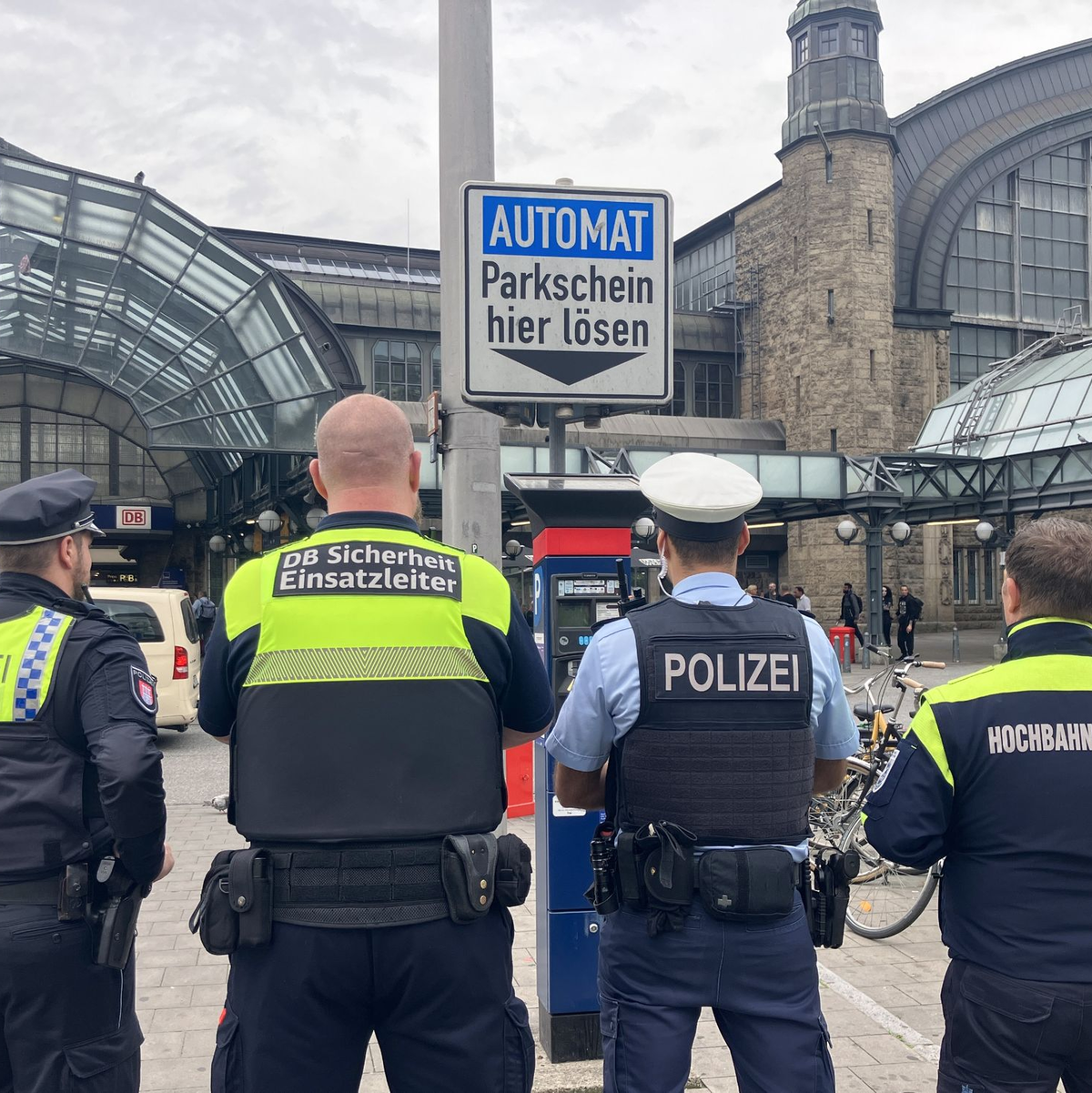 Sicherheitskräfte sind dafür zuständig, das geltende Waffenverbot rund um den Hamburger Hauptbahnhof zu kontrollieren. - Foto: Franziska Spiecker/dpa