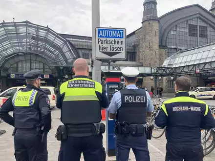Sicherheitskräfte sind dafür zuständig, das geltende Waffenverbot rund um den Hamburger Hauptbahnhof zu kontrollieren. - Foto: Franziska Spiecker/dpa